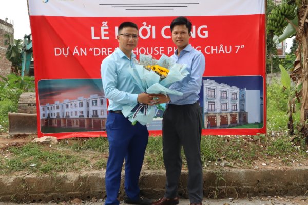 Khách hàng Dream House 07 ông Dương Tiến Thịnh cùng ông Đặng Duy Linh Giám đốc Kinh doanh CFJ Holdings trong lễ khởi công dự án.